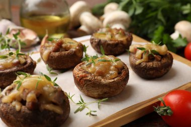 Eritilmiş peynirli ve kekikli lezzetli mantarlar, yakın plan.