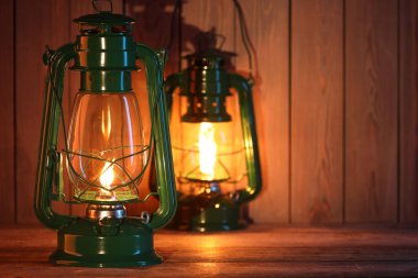 Ahşap masada eski gazyağı fenerleri, metin için boşluk