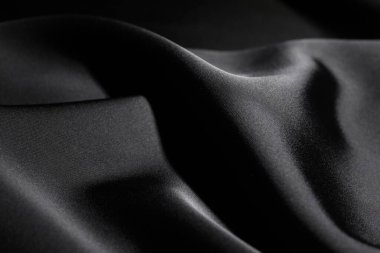 Arkaplan olarak buruşmuş siyah ipek kumaş, yakın plan