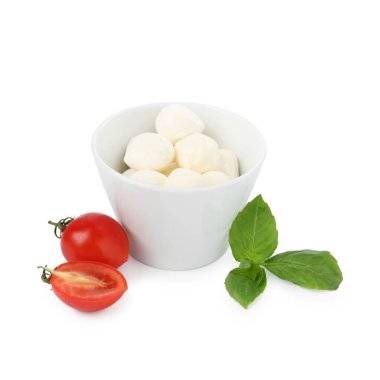 Beyaz arka planda lezzetli mozzarella peynir topları, domates ve fesleğen.