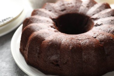 Gri masadaki çikolatalı kek, yakın plan.