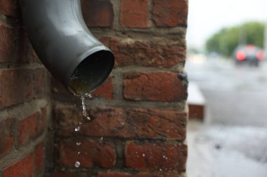 Kanalizasyon borusundan su damlıyor, yakın plan.