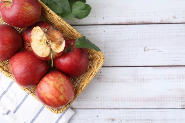 Şımarık elma ve güzel elmalar beyaz ahşap masada, üst manzara. Metin için boşluk