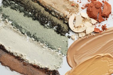 Beyaz arka planda farklı kozmetik ürünleri, düz yatış