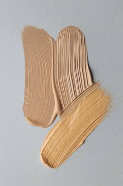 Gri arkaplanda renkli cilt temelleri, düz yatış