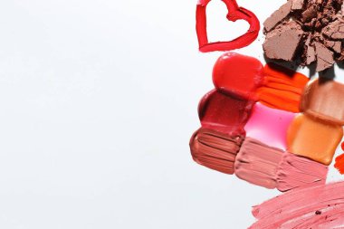 Beyaz arka planda farklı kozmetik ürünleri var. Metin için boşluk