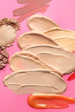 Eflatun arka planda farklı kozmetik ürünleri, düz yatış