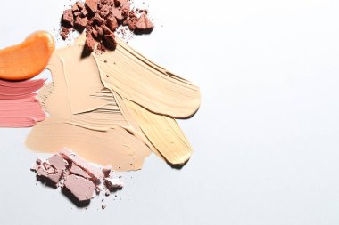 Beyaz arka planda farklı kozmetik ürünleri var. Metin için boşluk