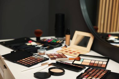 Tuvalet masasında farklı makyaj ürünleri var.