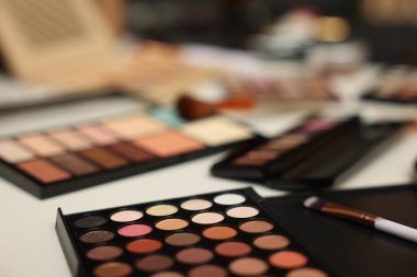 Tuvalet masasında farklı makyaj ürünleri, closeup