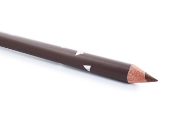 Bir kahverengi kaş kalemi beyaza izole edilmiş.