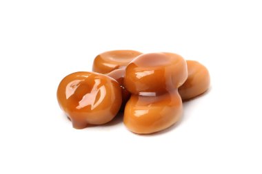 Lezzetli tatlı şekerler ve beyaz üzerine izole edilmiş karamel sosu