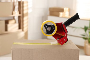 Kapalı alandaki karton kutuda yapıştırıcı bantlı şeker kutusu.