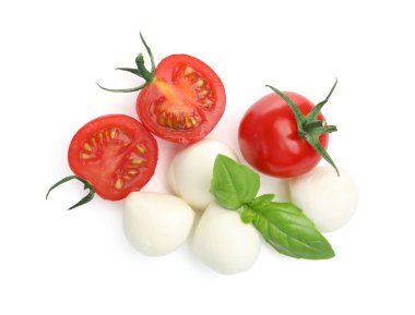 Lezzetli mozzarella peynirli toplar, domates ve fesleğen beyaza izole edilmiş.