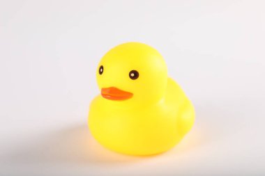 Beyaz arka planda sevimli bir plastik ördek, yakın plan.