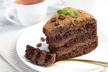 Kahve çekirdekli, nane ve çatallı lezzetli çikolatalı kek.