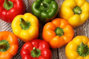 Taze renkli dolmalık biberler ahşap masada, düz yatıyordu