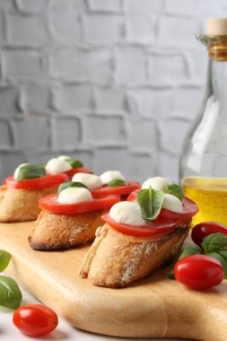 Peynirli, domatesli ve fesleğenli lezzetli sandviçler.