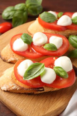 Peynirli, domatesli ve fesleğenli lezzetli sandviçler.