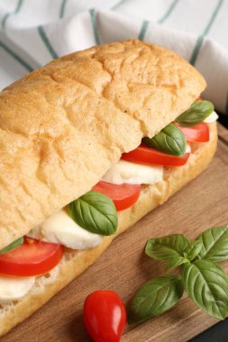 Mozarella peynirli, domatesli ve fesleğenli lezzetli sandviç, yakın plan.