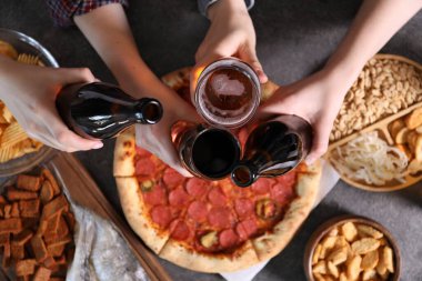 Gri masada bira ve atıştırmalık arkadaşlar, üst manzara.