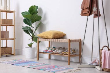 Koridorda farklı ayakkabı ve aksesuarlar var.