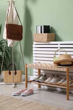 Koridorda farklı ayakkabı, giysi ve aksesuarlar var.