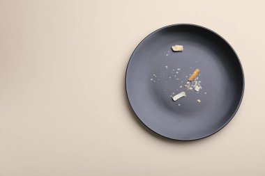 Kirli tabak, bej arka planda ekmek kırıntıları, üst manzara. Metin için boşluk