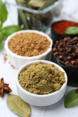 Beyaz masada farklı aromatik baharatlar, yakın plan.