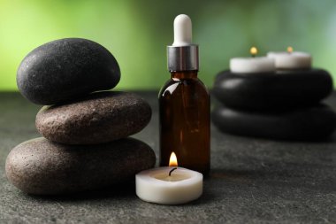 Gri masadaki spa taşlı kompozisyon, yakın plan.