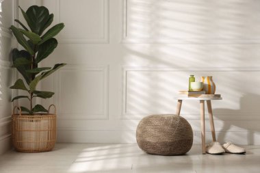 Şık örülmüş puf ve ev dekorasyonu. Metin için boşluk