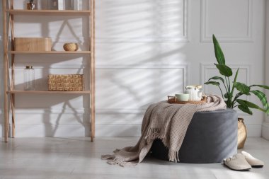 Evde çay takımı olan şık bir puf.