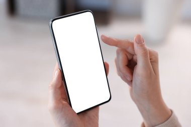 Evde modern akıllı telefon kullanan bir kadın, yakın plan.