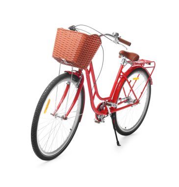Beyaz arka planda sepeti olan bir bisiklet.