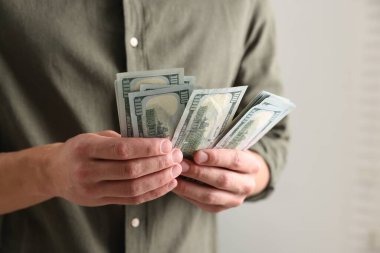 Parasını içeride sayan adam, yakın çekim görüntüsü.