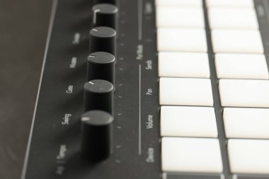 Masada düğmeleri ve fünyeleri olan MIDI klavyesi, kapat