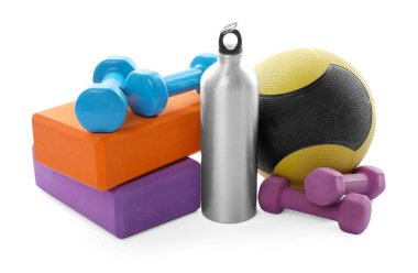 İlaç topu, dambıl, köpük blokları ve beyaz üzerine izole edilmiş su şişesi.