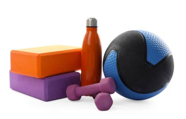 İlaç topu, dambıl, köpük blokları ve beyaz üzerine izole edilmiş su şişesi.