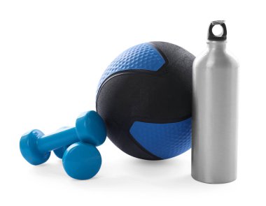 İlaç topu, dambıl ve su şişesi beyaza izole edilmiş.