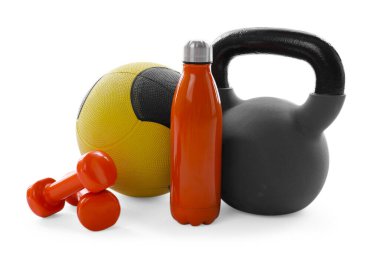 Dambıl, dambıl, dambıl ve su şişesi beyaza izole edilmiş.