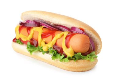 Lezzetli sosisli, domates, soğan, marul, ketçap ve hardal beyaz üzerine izole edilmiş.