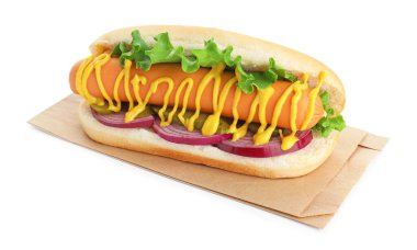 Turşulu, marullu, soğanlı ve hardallı leziz sosisli sandviç.