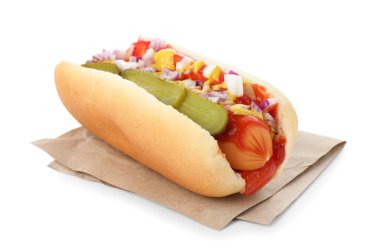 Turşulu, soğanlı, ketçaplı ve hardallı leziz sosisli sandviç.