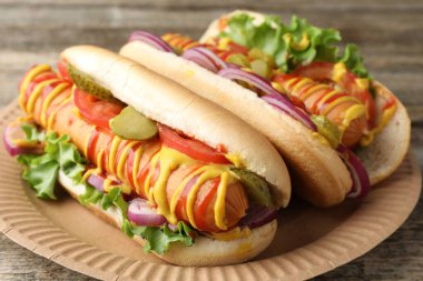 Sebzeli, hardallı ve ketçaplı lezzetli sosisliler, yakın plan.