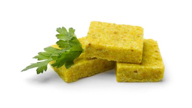 Lezzetli aromatik bulyon küpleri ve maydanozlar beyazın üzerinde izole edilmiş.