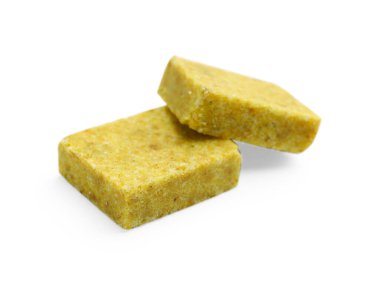 Beyaz üzerine izole edilmiş lezzetli aromatik bulyon küpleri.