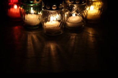 Siyah arkaplanda çok sayıda mezar mumu, yakın plan