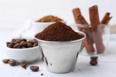 Anında kahve tozu, fasulye ve tarçın çubukları ışık masasında, yakın plan.