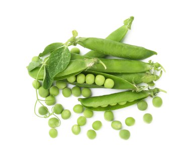 Kabuklu taze bezelyeler ve filizler beyaza izole edilmiş, üst manzara