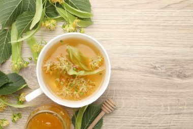 Taze ıhlamur çayı, bal ve çiçekler ahşap masada, düz yerde. Metin için boşluk